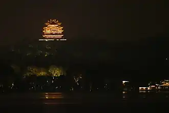 معبد "تشينجهوانجشين" (إله المدينة) في هانغتشو، ليلا، في وشان، بمنطقة زيهو.