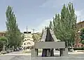 تمثال تمانيان عند المدخل