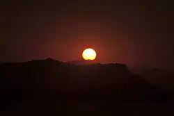 الكسوف الجزئي عند الغروب من ثاراوث، منطقة إقليم الباسك، إسبانيا.