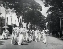 نساء بنغلاديشيات يشكلن مسيرة في الذكرى الأولى لحركة اللغة البنغالية في جامعة دكا عام 1953.