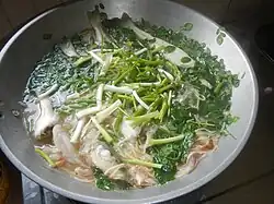 "حساء Suam na asuhos (حساء سمك الويتنج) مع سيلينغ لابويو وأوراق مالونجاي وميسوا"