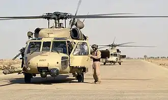 طائرات بلاك هوك في القاعدة.