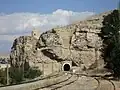 برج مراقبة قلعة كماخ وأسفل منه نفق حديث يمر عبر الجبل.