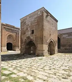 الفناء الرئيسي مع المسجد المرتفع