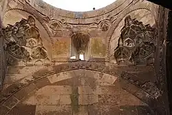 القاعدة و المقرنصات المنحوتة حنيات ركنية من القبة المركزية في القسم المُغطى (تم فقدان القبة نفسها)