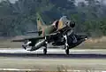 طائرة إيه-4 SU سنغافورية تحط في تايلاند عام 2002.
