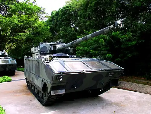 نسخة مزودة بمدفع 90/GIAT F4 "Super" CS عيار 90 مم في متحف الجيش السنغافوري.