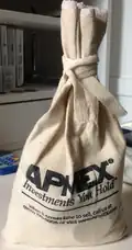 مثال على كيس نقود ذو تكة من APMEX. يغلق الكيس بربط أو لفّ خيطي التكة القطنيين معًا.