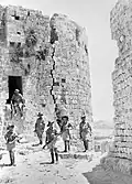 الجنود الأستراليون في أطلال قلعة صيدا البحرية، 1941