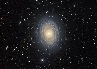 المجرة الحلزونية NGC 1398 التي تقع على بعد حوالي 65 مليون سنة ضوئية من الأرض