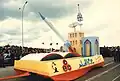 موكب يمثل العلم في مهرجان الربيع