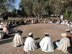 مجموعة من حكماء قبائل بشتونية، يجلسون في جركة، خيبر بختونخوا.