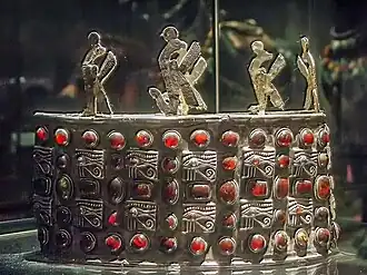 A royal crown from the post-Meroitic and pre-Christian period of Nubia. It was found in Ballana by والتر بريان ايمري&nbsp;&nbsp;[لغات أخرى]‏ in tomb 118.W.B. Emery, Nubian Treasure: An Account of the Discoveries at Ballana and Qustul, London 1948. pl. 13A