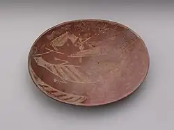 طبق ذو زخرفة بيضاء / حمراء لحيوانات برية.  نقادة الأولى، حوالي 3900–3650.  الطين الملون قطر ~ 30 سم.  متحف المتروبوليتان للفنون