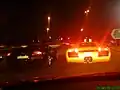 مسابقة بين سياراتين في شارع التحلية