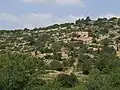 منزل وحيد على منحدر التل ، علار السفلى