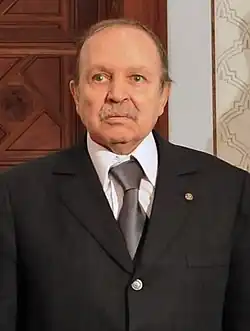 خطان أبيضان يمتدان من زوايا مستطيل أزرق يتقاطعان في منتصفه
