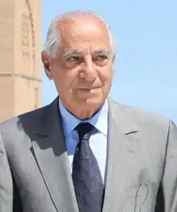 خطان أبيضان يمتدان من زوايا مستطيل أزرق يتقاطعان في منتصفه