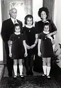 مع أسرته في 14 فبراير 1971.