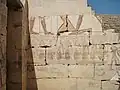 أسرى أسيويين على الحائط الشمالي