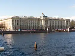 صرح الأكاديمية بني في 1764-89 إلى تصميم جان باتيست فالن دي لا موتي والكسندر كوكوريكوف.