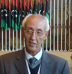 خطان أبيضان يمتدان من زوايا مستطيل أزرق يتقاطعان في منتصفه