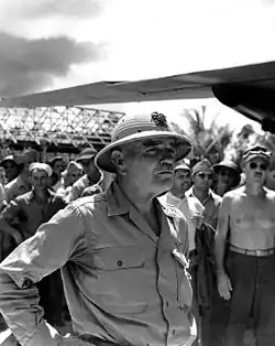 الأدميرال هالسي (1944) يرتدي خوذة الألياف الأمريكية.