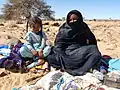 ام وطفلها يبيعون مشغولات يدوية