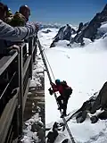 يستخدم متسلقو جبال الألب في "Cosmiques Ridge" سلمًا معدنيًا لإستعادة الوصول إلى "محطة Midi"