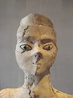 تمثال اللوفر عين غزال، أمامي