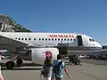 طائرة إيرباص إيه A319 طيران مالطا رابضة في مطار جبل طارق.