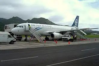 طيران نيوزيلندا إيرباص A320-200 تنتظر الركاب في مطار راروتونجا الدولي