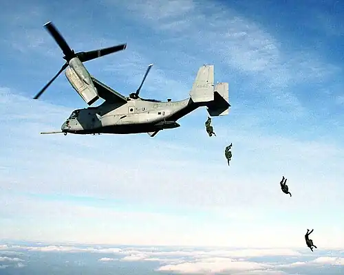 مظليون بحريون يقفزون من طائرة في-22 أوسبري.