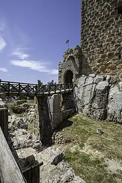 الجسر بجانب القلعة، نحوها.