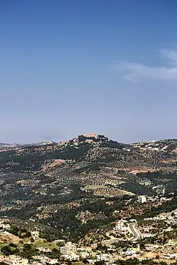 المنظر لجبل عوف، الی القلعة فوقه.