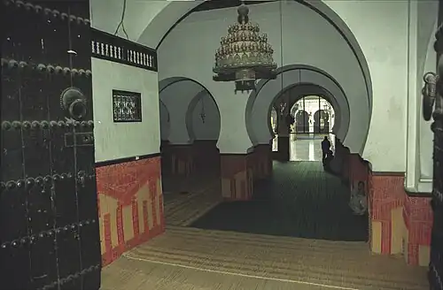نظرة داخل جامع القرويين (قاعة الصلاة).
