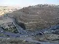 تظهر في هذه الصورة الشوارع التي تتفرع إلى مناطق وقرى الكرك. اتجاه اليمين يؤدي إلى مؤتة. اليسار باتجاه مدينة الكرك. الوسط هو الكريق الم}دي إلى مدينة المرج.