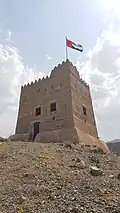 يُطل برج المراقبة على قلعة الحيل والوادي والقرية