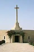 صليب المذبح أعلى مقابر الكومنولث.