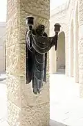 مجسم مسيحي لملاك يحمل مشعلين بالمقبرة الألمانية.