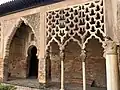 مثال قديم على نمط الشبكة أو شكل القوس المتشابك خلال العصر الموحدين في قصر المورق بإسبانيا
