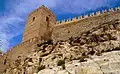 الجدران والبرج الدفاعي.