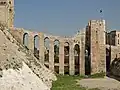 الجسر المقنطر الذي يؤدي إلى مدخل القلعة