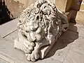 تمثال أسد في الحديقة