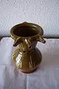 إبريق الحيرة (Puzzle jug).