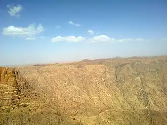 1=منظر من الجبال في منطقة الحبلة في عسير في السعودية