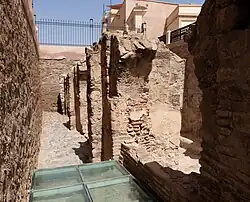 بقايا مبنى النافورة ذات الأقواس الثلاثية بجوار القبة