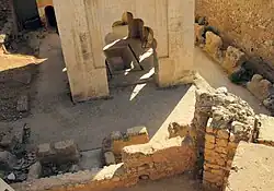 قاعدة القبة، مع بقايا المراحيض الخاصة المحيطة بها