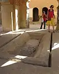 حوض مائي تحت القبة، والحوض محاط بخندق رفيع حيث يمكن تصريف المياه المسكوبة