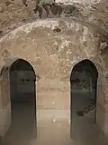 داخل الخزان خلف النافورة